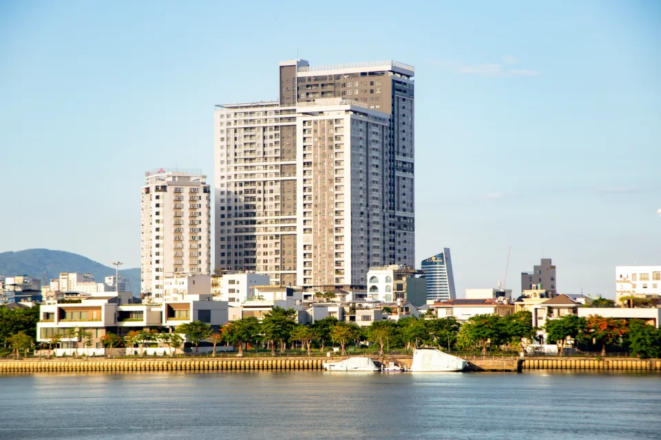 Mặt tiền và đường vào